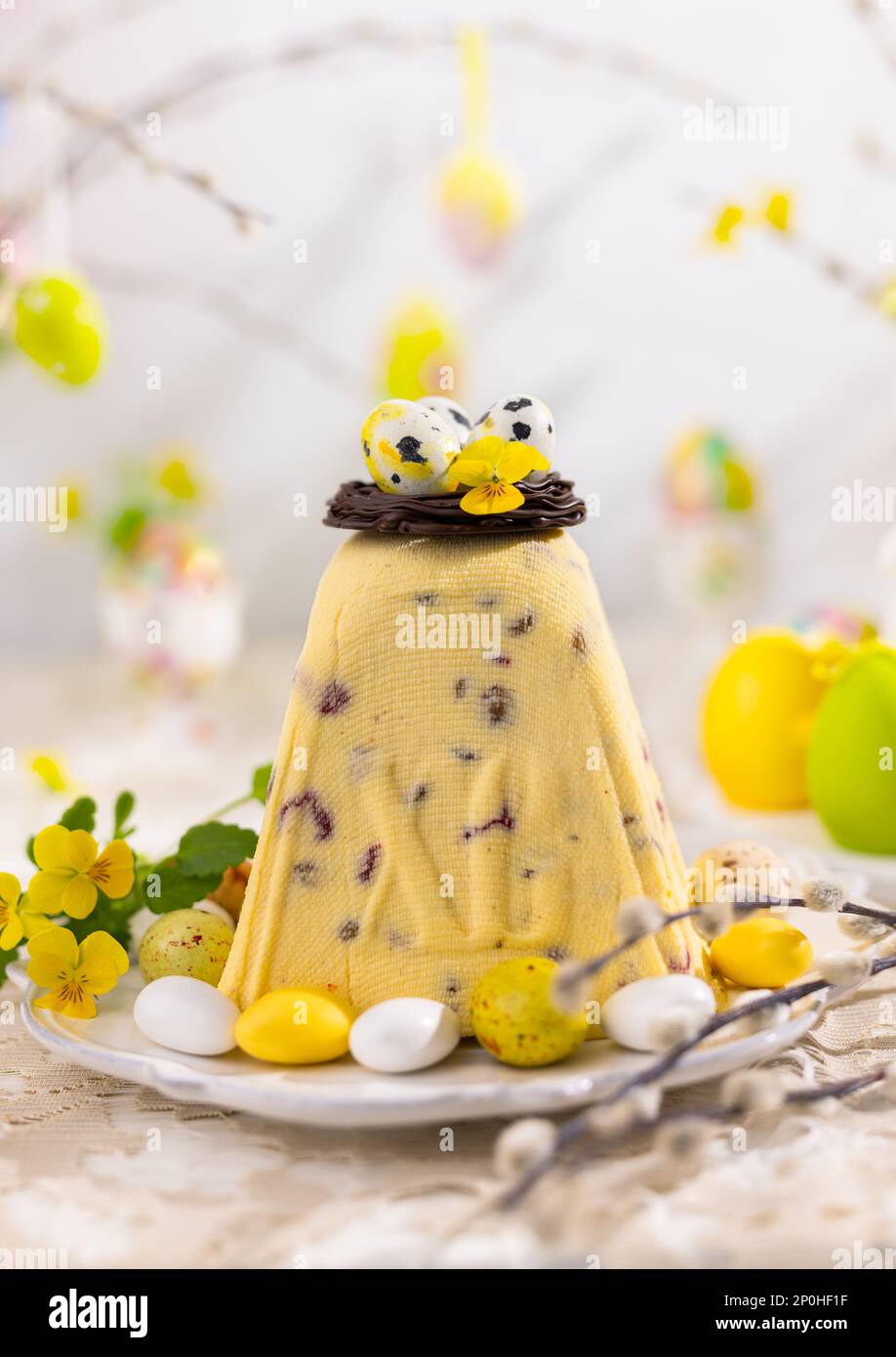 Tradizionale Pasqua Cottage formaggio Dessert per la Pasqua ortodossa. Tavolo festivo con dolci pasquali e decorazione per le vacanze. Foto Stock