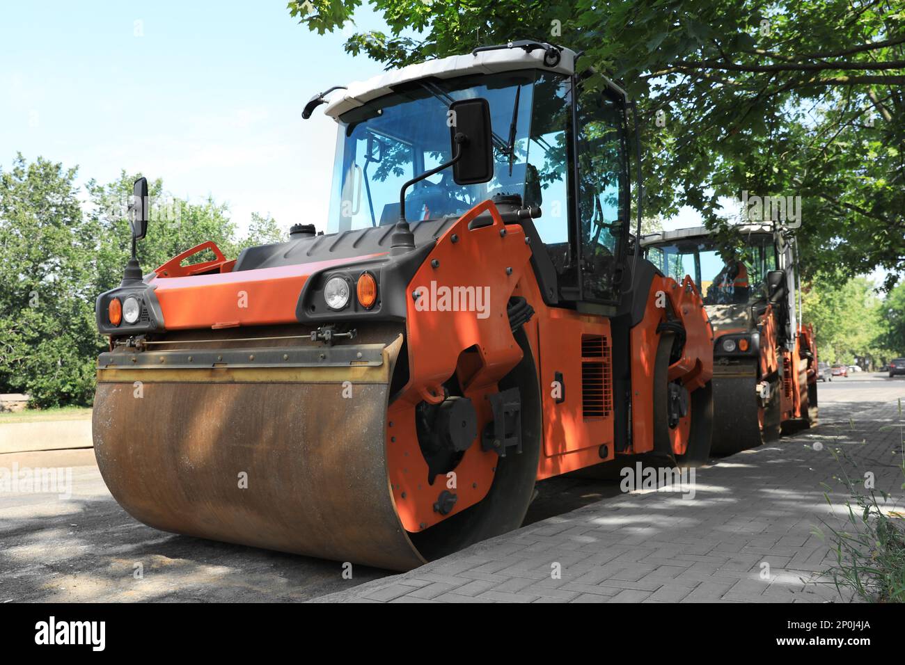 Rulli moderni sulla strada cittadina. Servizio di riparazione su strada Foto Stock