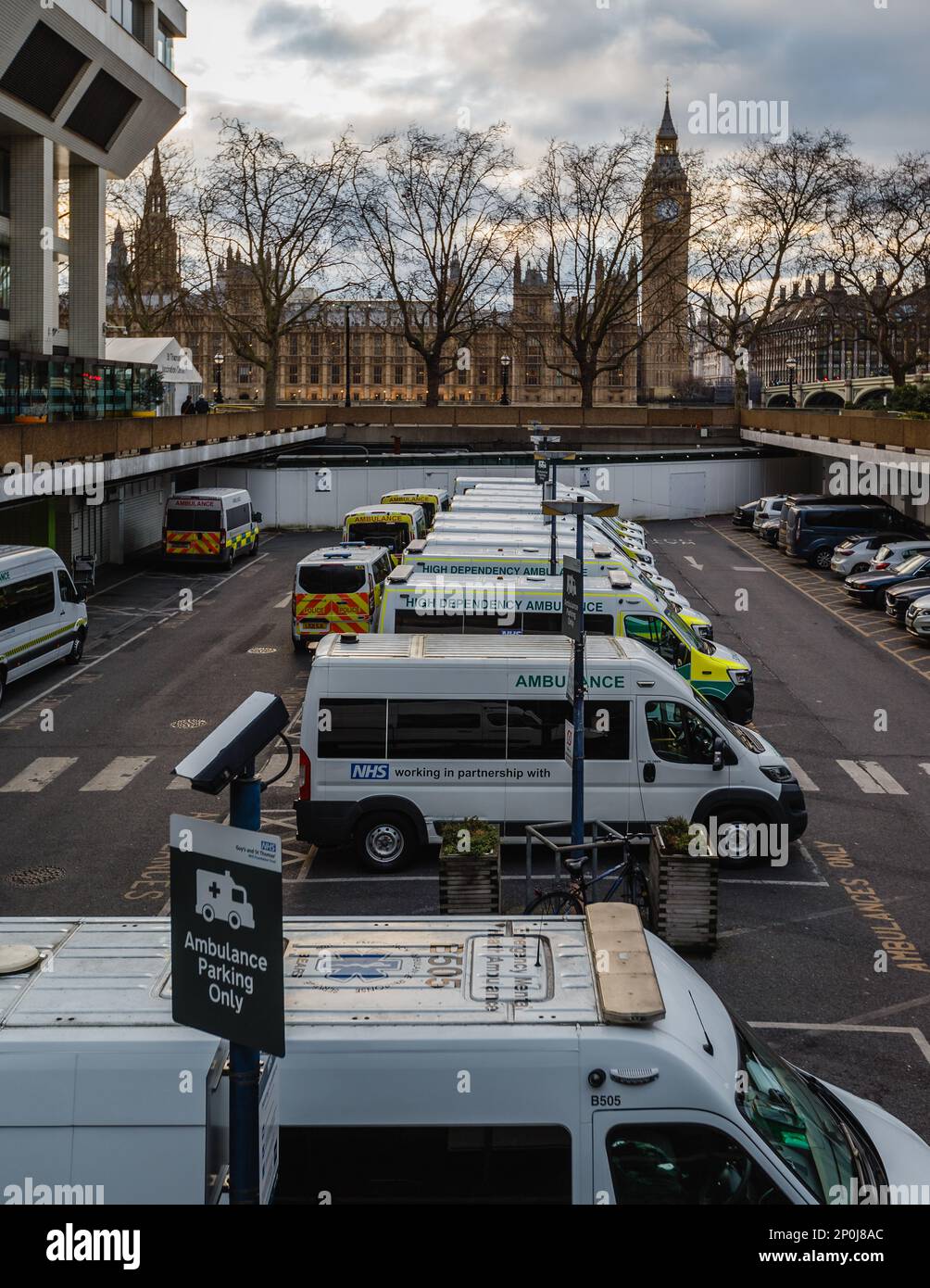 Ambulanze londinesi nei terreni del St Thomas' Hospital. Foto Stock