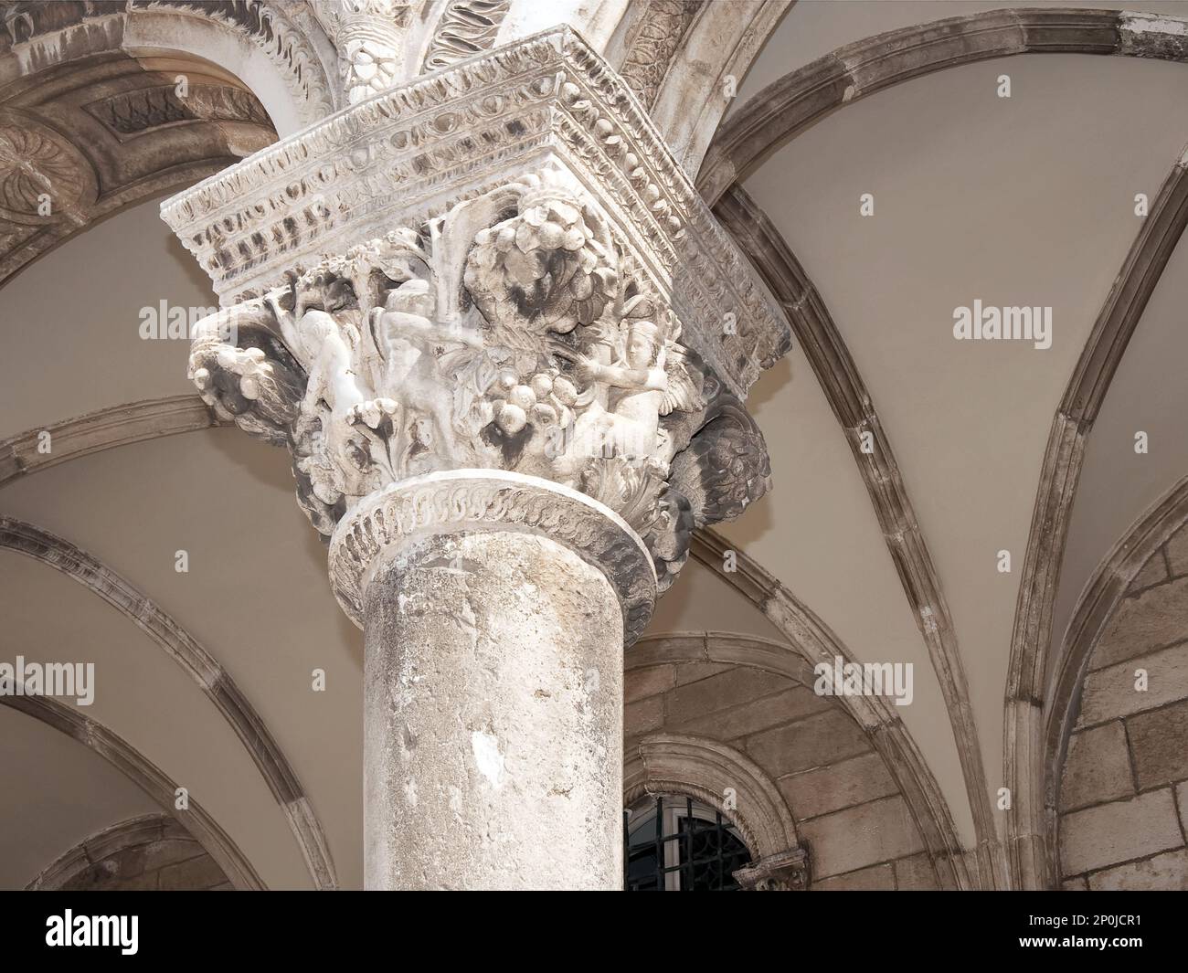 Pilastro superiore del vecchio edificio a Dubrovnik, Croazia Foto Stock