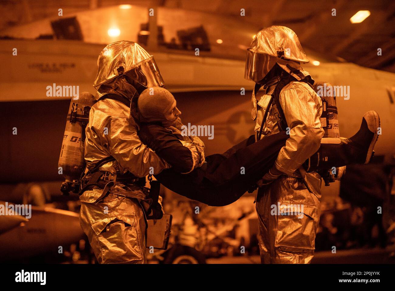 230117-N-MJ302-1041 SOUTH CHINA SEA (17 GENNAIO 2023) USA I marinai della Marina trasportano un marinaio con una lesione simulata durante una trivella generale a bordo della portaerei USS Nimitz (CVN 68). Nimitz è presente negli Stati Uniti nel 7th Fleet e svolge operazioni di routine. 7th Fleet è la flotta statunitense La flotta numerata più grande della Marina e interagisce e opera regolarmente con alleati e partner per preservare una regione indomorosa e libera. Foto Stock