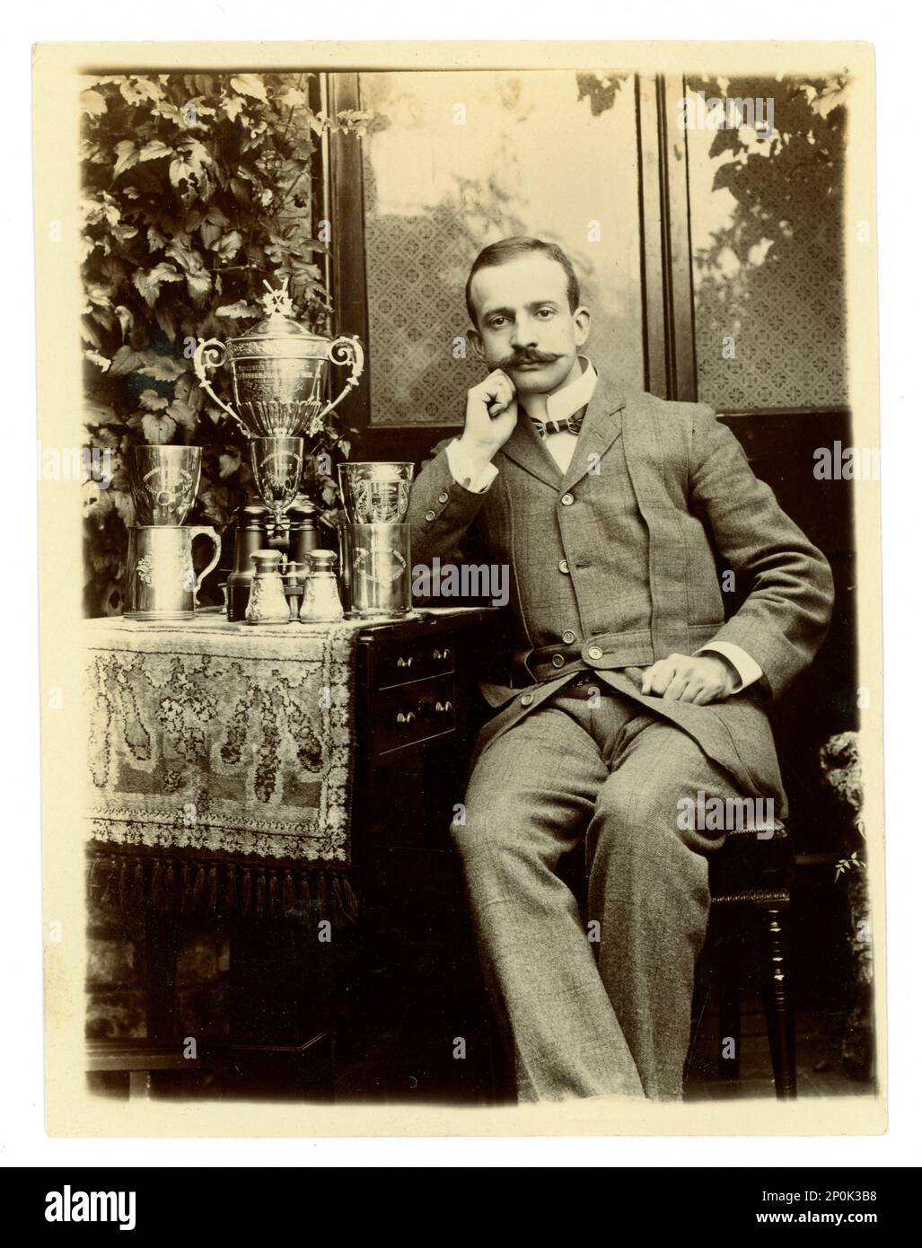Originale vittoriano fotografia di gand, su un tavolo è esposto un grande vaso sfida Worcester, / trofeo regata per il canottaggio, e altre tazze, possibilmente membro di un coxed quattro equipaggio. Area di Worcester, Regno Unito circa 1897-1899 Foto Stock