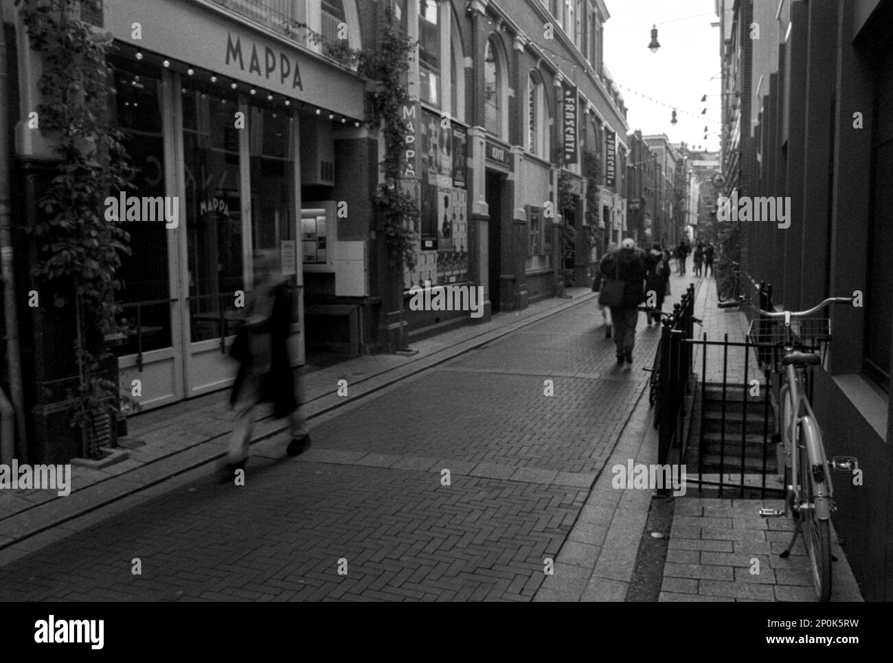 Amsterdam, Paesi Bassi. Vista su Nes, tardo pomeriggio. Foto Stock