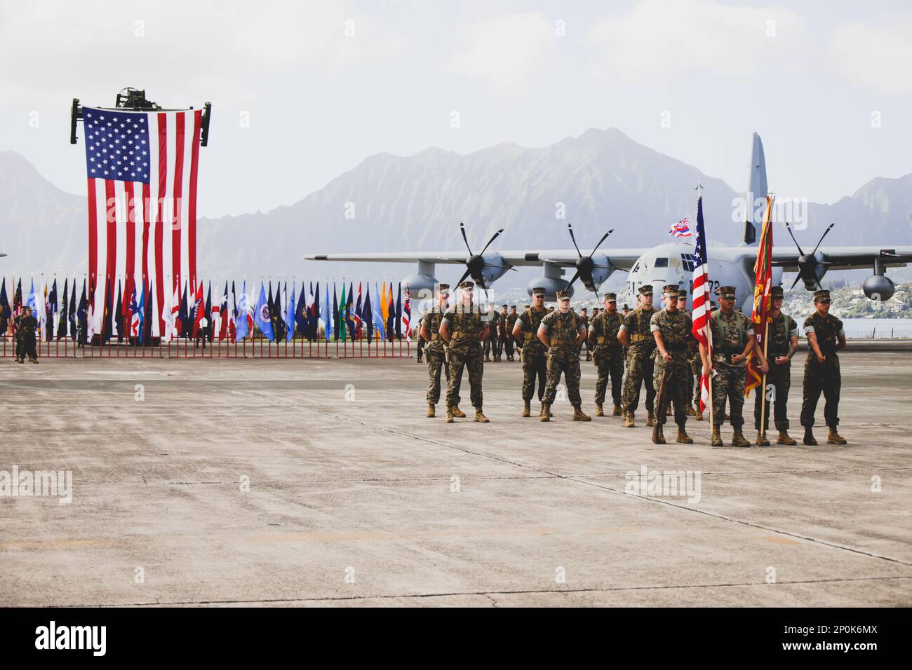 STATI UNITI Marines con Marine Aerial Refueler Transport Squadron 153 stand in formazione durante una cerimonia di attivazione, Marine Corps base Hawaii, 13 gennaio 2023. Durante la cerimonia, VMGR-153 è stato formalmente attivato come squadrone KC-130 della Marine Aircraft Group 24, 1st Marine Aircraft Wing. Foto Stock