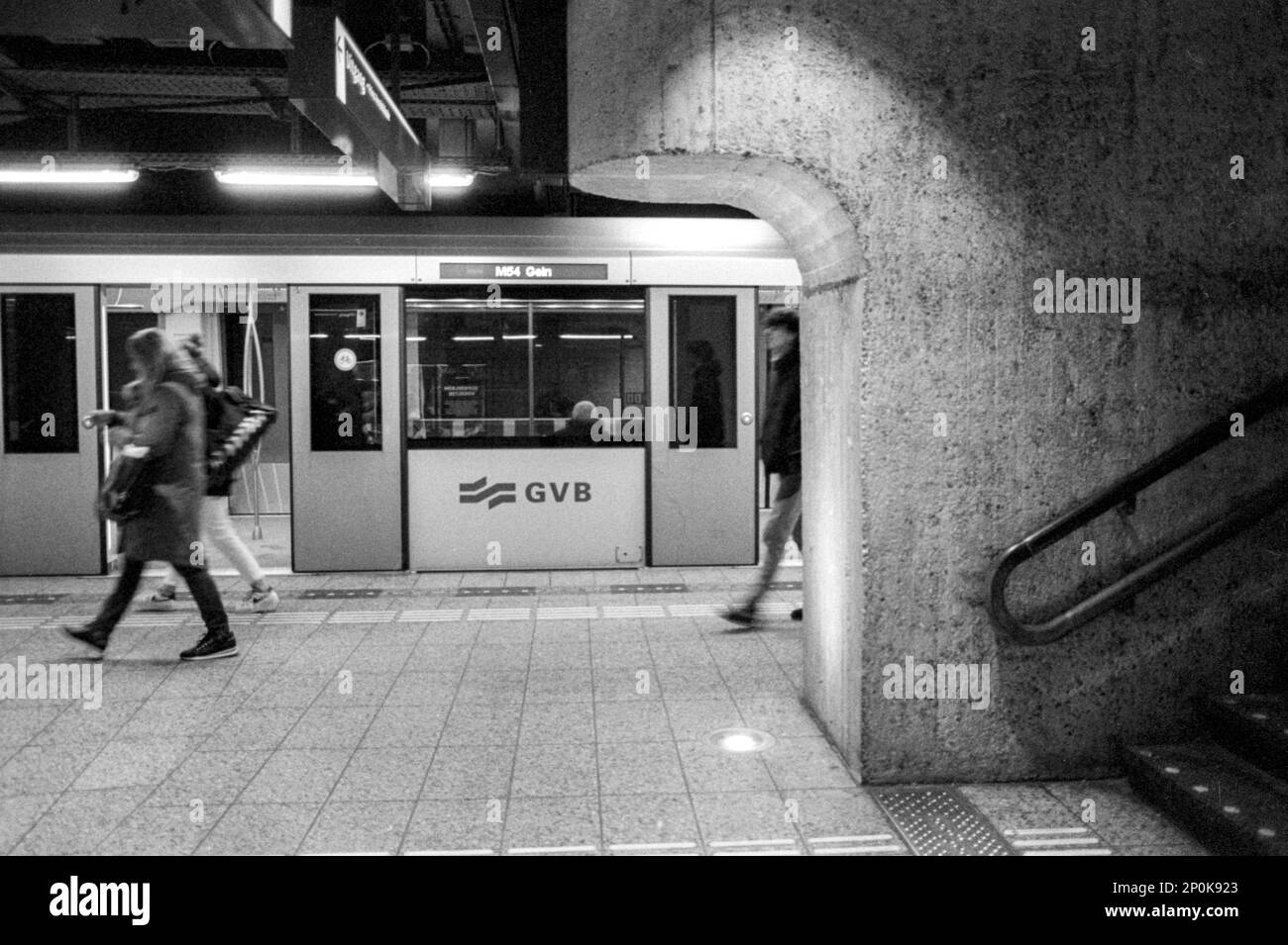 Amsterdam, Paesi Bassi. Treno e stazione della metropolitana mentre si cambiano passeggeri e pendolari. Foto Stock