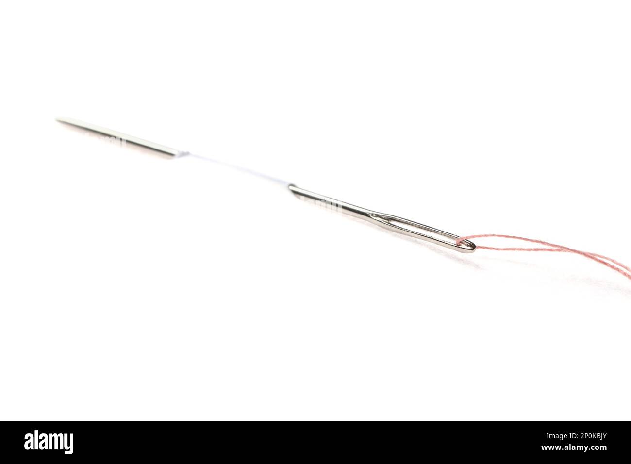 Ago da cucire con filo perforante carta bianca Foto Stock