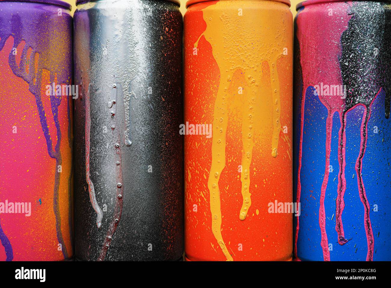 Gran numero di bombolette spray colorate usate di vernice aerosol, vista  dall'alto