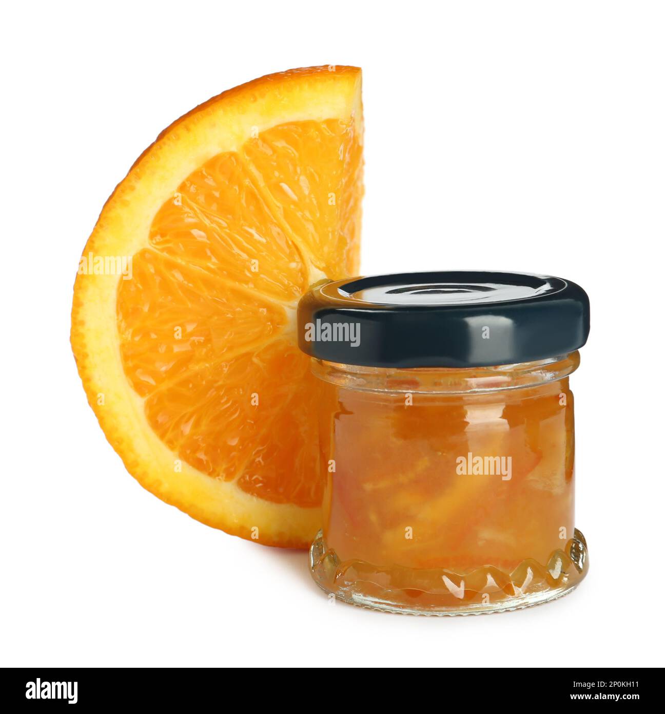 Vasetto con marmellata d'arancia e frutta fresca su fondo bianco Foto Stock