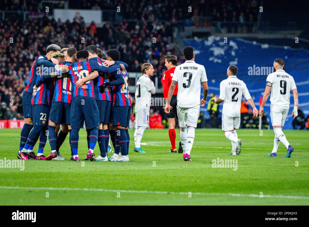 Madrid, Spagna. 02nd Mar, 2023. La squadra di Barcellonaâ&#X80;&#x99;s festeggia il gol di Franck Kessie (Barcellona) mentre la squadra del Real Madrid protesta con l'arbitro durante la partita di calcio tra Real Madrid e Barcellona valida per la semifinale del â&#X80;&#X9C;Copa del Reyâ&#X80;&#x9d; Coppa di Spagna celebrata a Madrid, allo stadio Bernabeu giovedì 02 marzo 2023 Credit: Agenzia indipendente per le foto/Alamy Live News Foto Stock