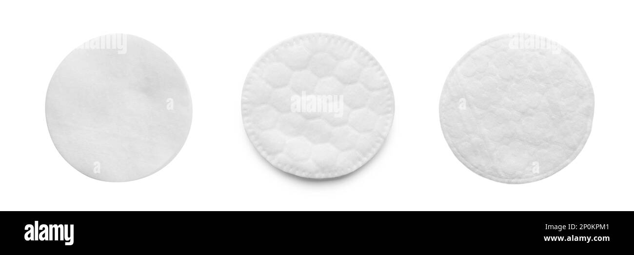 Set con morbidi tamponi in cotone su sfondo bianco, vista dall'alto. Design del banner Foto Stock