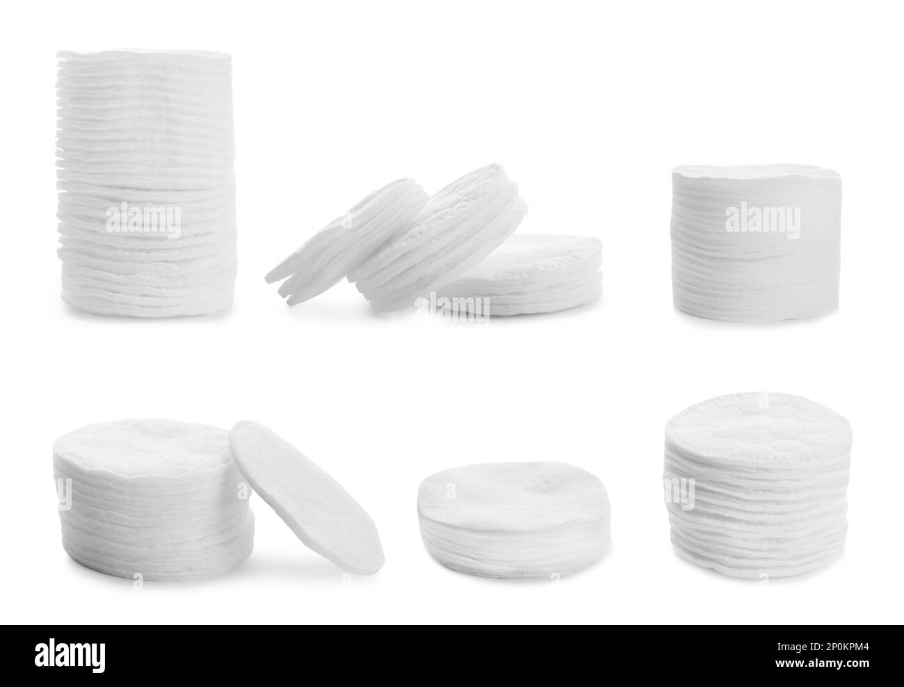 Set con morbidi tamponi di cotone su sfondo bianco Foto Stock