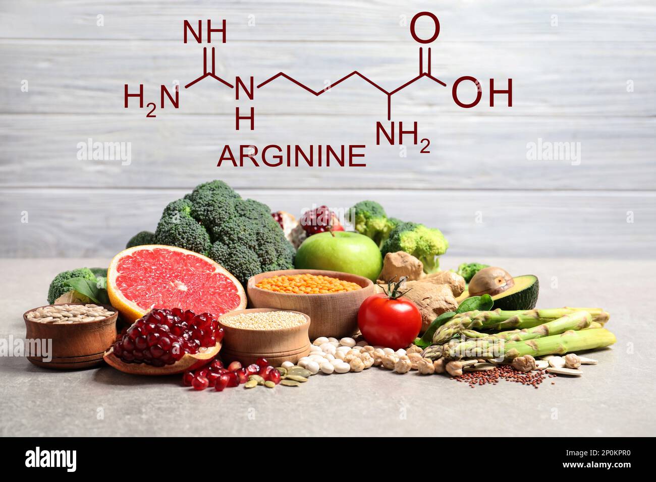 Verdure fresche, frutta e semi sulla tavola grigia. Fonti di amminoacidi essenziali Foto Stock