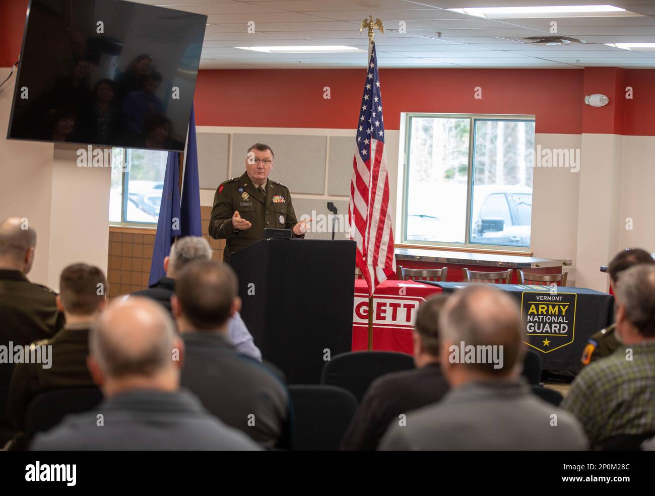 La Guardia Nazionale del Vermont (VTNG) collabora con Blodgett Oven Company nell'ambito della Partnered Recruiting Initiative for Military and Employers (P.R.I.M.E.) presso la sede centrale di Blodgett, in Essex Junction, Vermont, 15 febbraio 2023. Il generale aggiunto del Vermont Gregory Knight era presente per parlare con i rappresentanti e il personale di Blodgett. Foto Stock