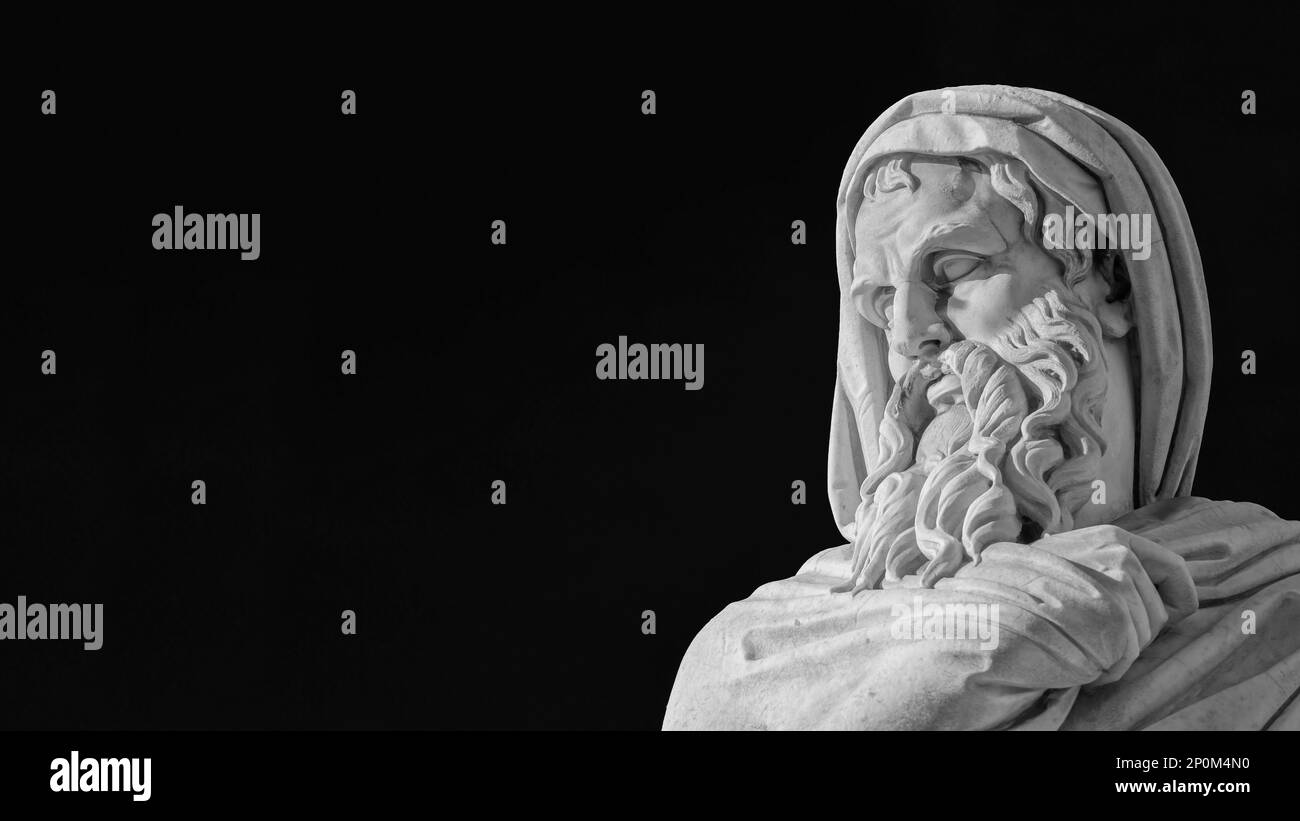 Statua dell'uomo vecchio e saggio. Statua neoclassica in marmo eretta nel 1824 in Piazza del Popolo di Roma (bianco e nero con spazio copia) Foto Stock
