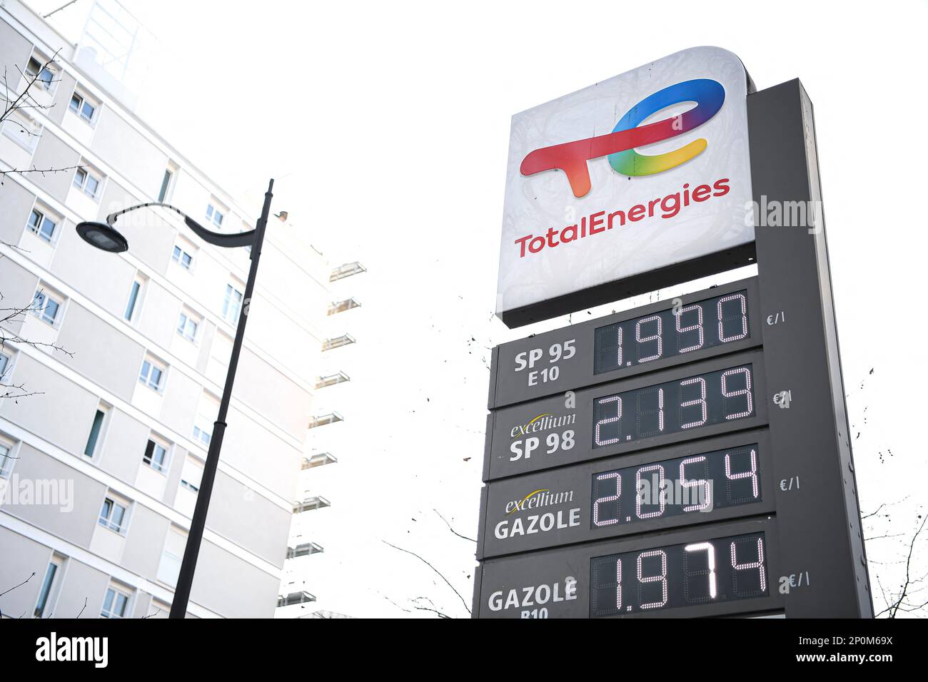 L'immagine mostra un pannello elettronico con i prezzi presso una stazione di servizio di TotalEnergies (benzina, petrolio o diesel) a Parigi, in Francia, il 2 marzo 2023. TotalEnergies sta implementando un tappo del carburante per alcuni prodotti a benzina e diesel presso le sue stazioni di servizio, che interessa circa 3.400 stazioni in tutta la Francia. La maggior parte dei prodotti a benzina e diesel ha un limite massimo di € 1,99 al litro, indipendentemente dalle fluttuazioni del mercato fino alla fine del 2023. La PAC è applicata alle stazioni di servizio autostradali dal febbraio 25, mentre tutte le altre stazioni di servizio sono seguite il marzo 1. Foto di Victor Joly/ABACAP Foto Stock