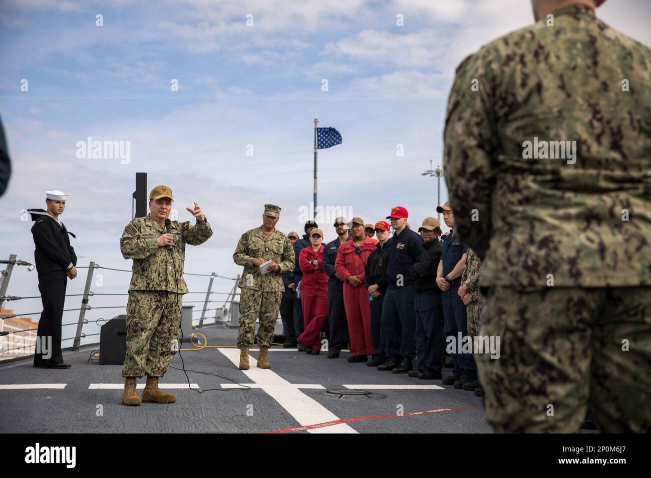 230222-N-TH560-0630 NORFOLK, Virginia (22 febbraio 2023) – Capo del personale Navale Vice ADM. Rick Cheeseman e personale, Manpower, e Capo della flotta di addestramento Delbert Terrell Jr. Parlare con i marinai durante una chiamata a tutte le mani a bordo del cacciatorpediniere missilistico guidato USS Stout (DDG 55), 22 febbraio 2023. Cheeseman e Terrell hanno visitato i comandi sul lungomare della Naval Station Norfolk per discutere la carriera, la retribuzione e i servizi del personale. Foto Stock