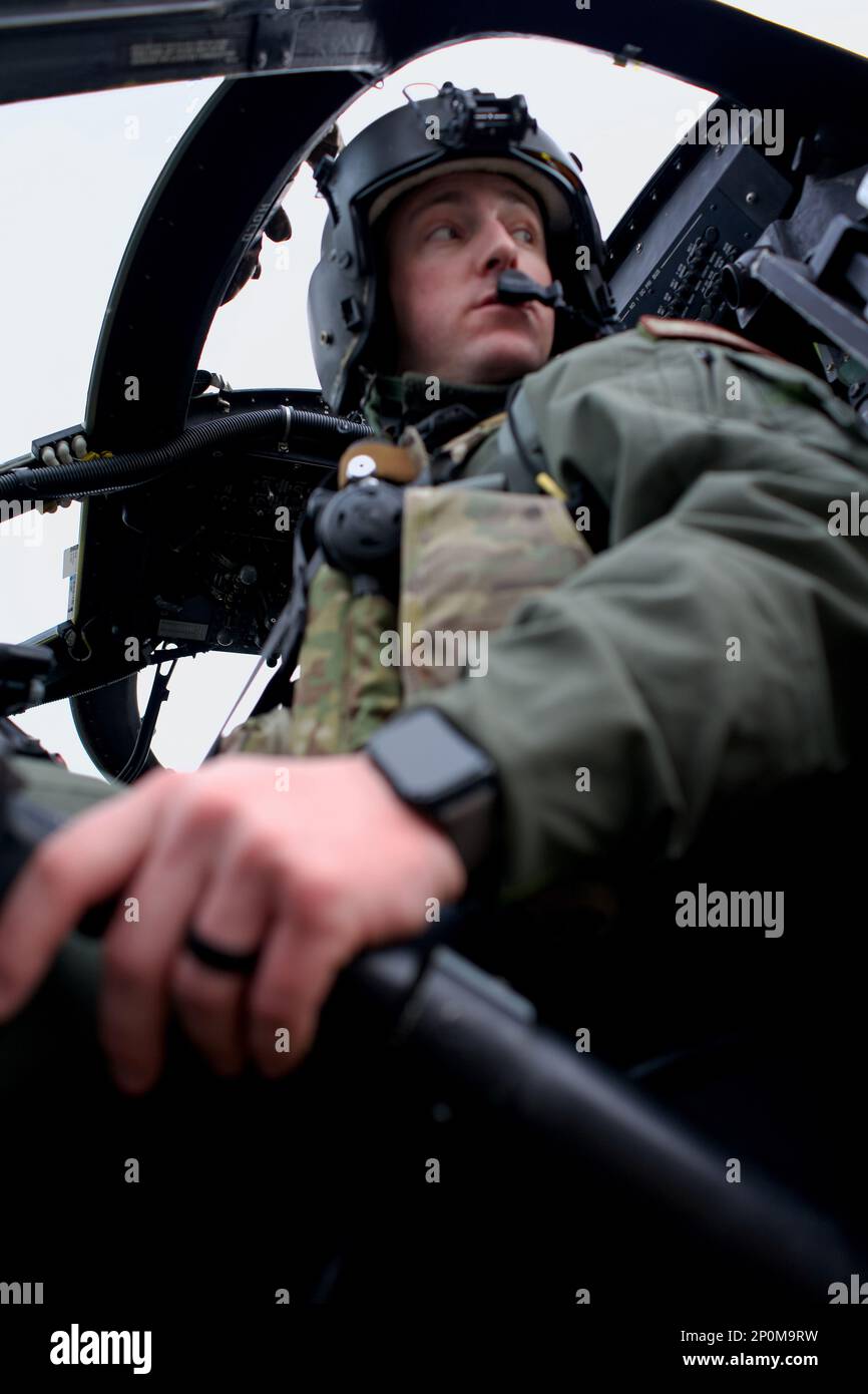 Stazione AEREA DELLA GUARDIA COSTIERA KODIAK, Alaska -- Alaska Air National Guard Major. Tyler Seibold, 210th Rescue Squadron HH-60G pavé Hawk pilota, effettua controlli preflight 12 gennaio 2023, durante l'addestramento congiunto con il Coast Guard's Maritime Security Response Team West. L'HH-60 è l'unica piattaforma di ricerca e salvataggio di combattimento dedicata del Dipartimento della Difesa. Foto Stock