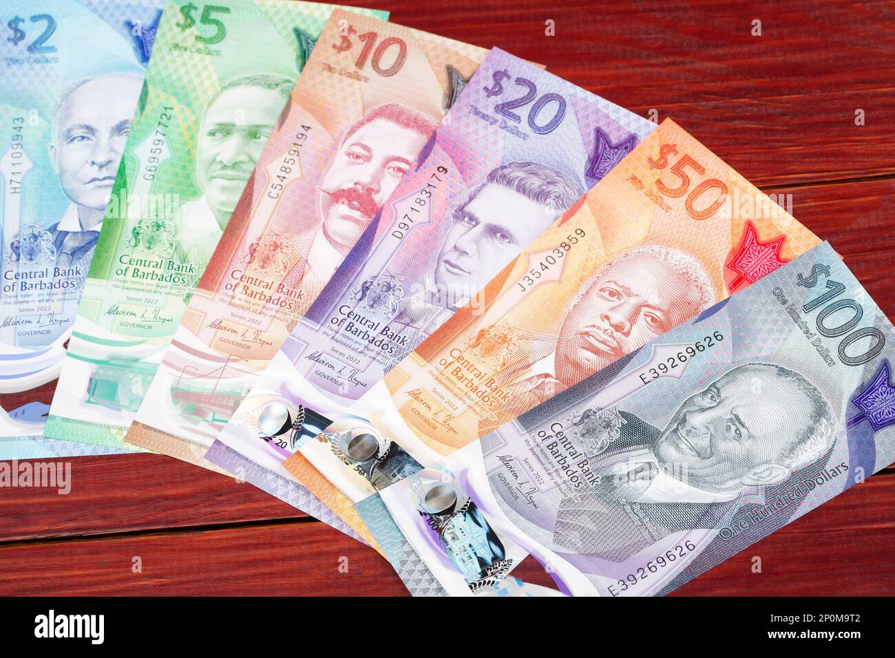 Barbados Money - nuova serie di banconote su sfondo di legno Foto Stock