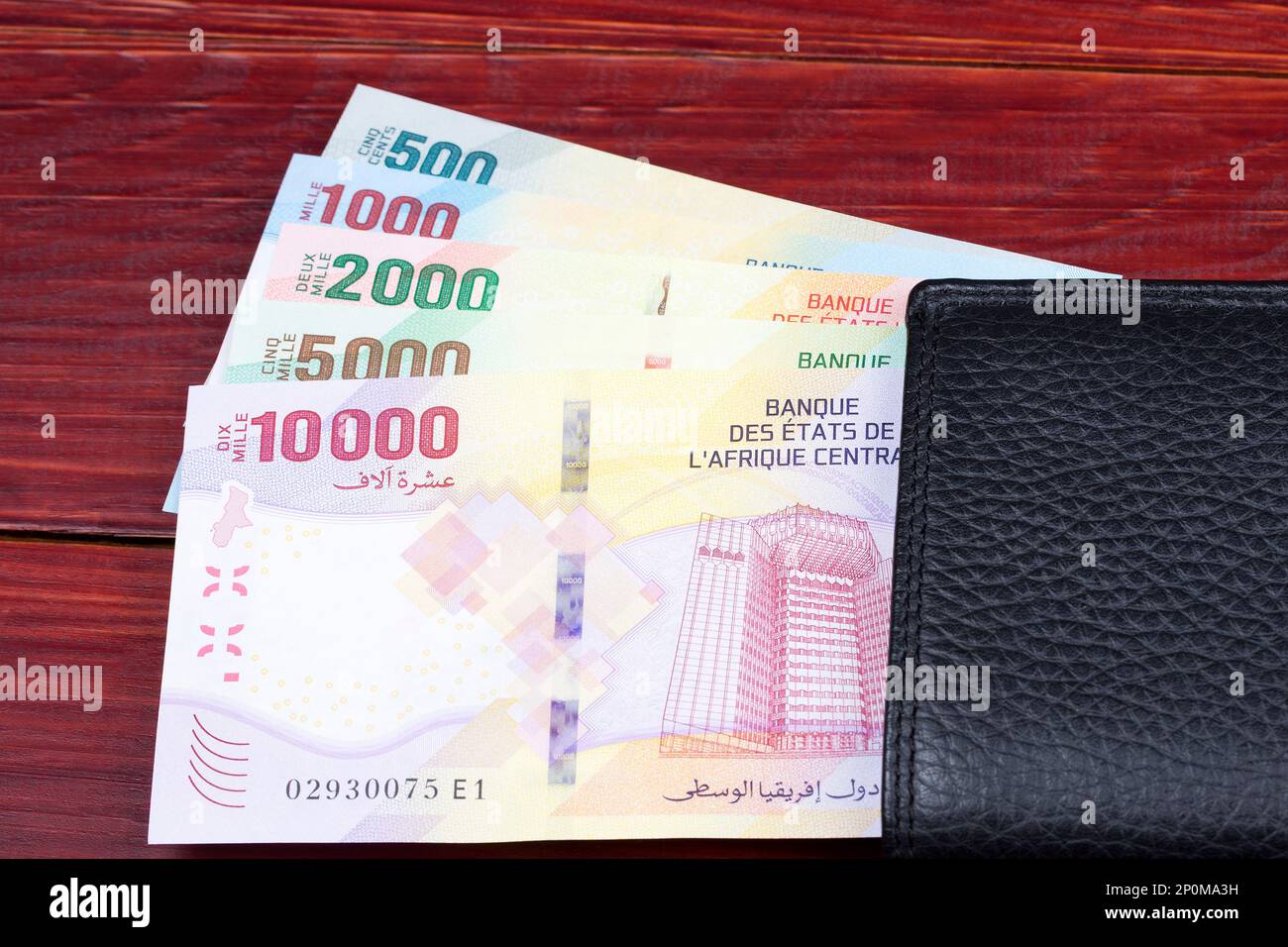 Denaro degli stati dell'Africa centrale - il franco nel portafoglio nero Foto Stock