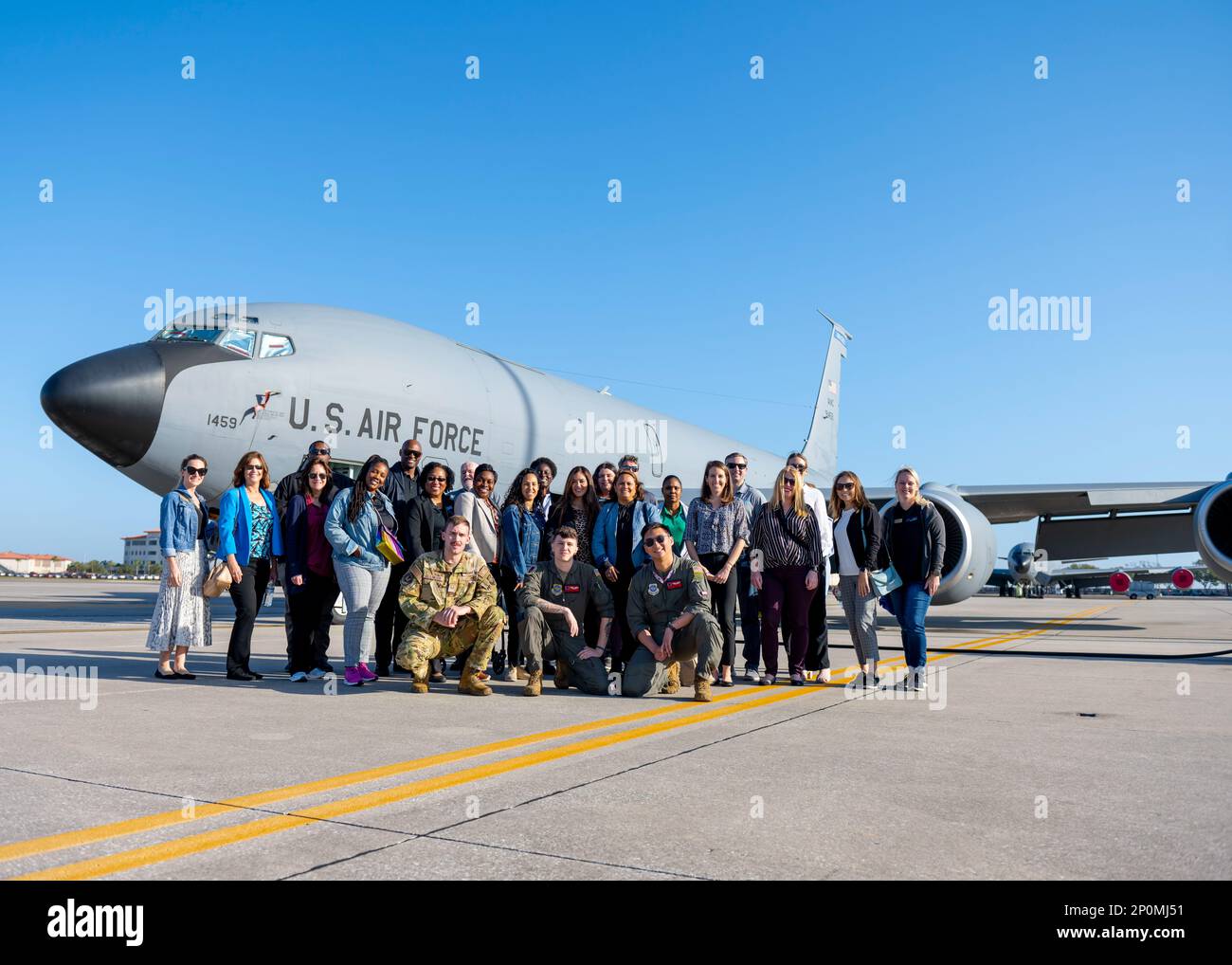 Un gruppo di leader civici del programma Leadership Hillsborough posa per una foto con i membri del servizio assegnati alla 6th Air Refueling Wing vicino a un KC-135 Stratotanker alla base dell'aeronautica militare di MacDill, Florida, 9 febbraio 2023. Gruppi come Leadership Hillsborough visitano MacDill per comprendere meglio il proprio ruolo di leader della comunità, per costruire relazioni durature tra la base e l'area locale e per promuovere opportunità di collaborazione. Foto Stock