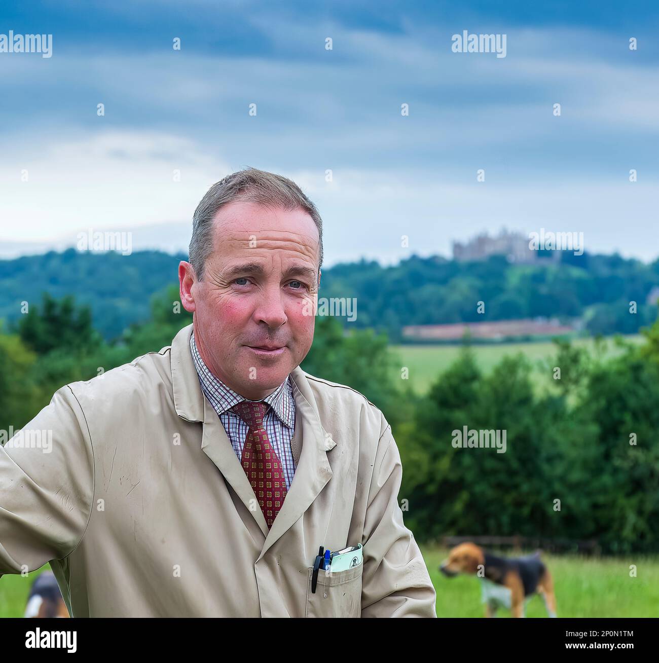 Belvoir, Grantham, Lincolnshire, Regno Unito - l'Huntsman di Belvoir il sig. John Holliday - Castello di Belvoir sullo sfondo Foto Stock