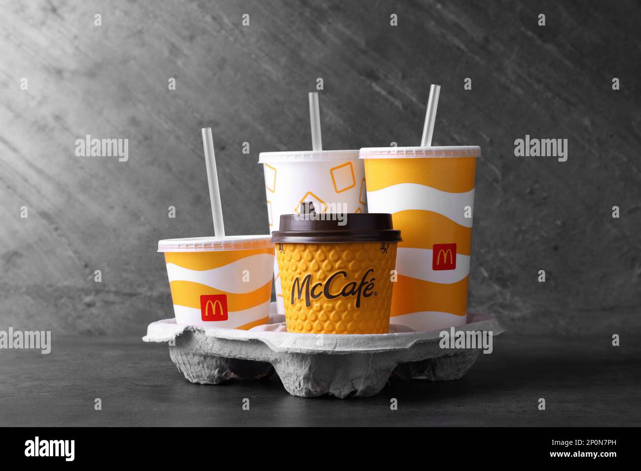MYKOLAIV, UCRAINA - 12 AGOSTO 2021: Bevande fredde e calde McDonald's sul tavolo grigio Foto Stock