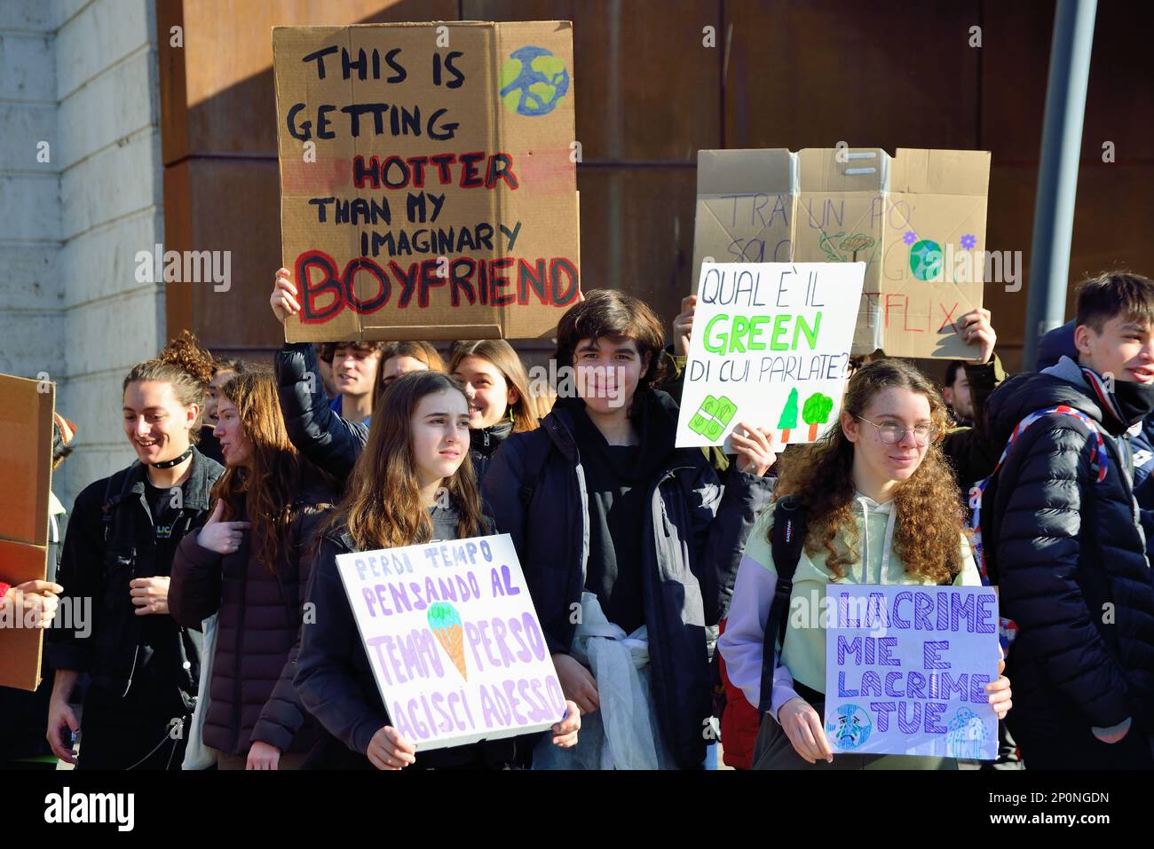 Padova, Italia. Marzo 3rd, 2023. Il "venerdì per il futuro" torna a sfilare attraverso la città. Lo sciopero sul clima è promosso dai comitati di sinistra delle città, dalle organizzazioni studentesche e dai movimenti ambientali. Molte persone marciarono per le strade della città per il clima e la giustizia sociale, contro un modello mondiale colonialista e capitalista. Credit : Ferdinando Piezzi/Alamy Live News Foto Stock