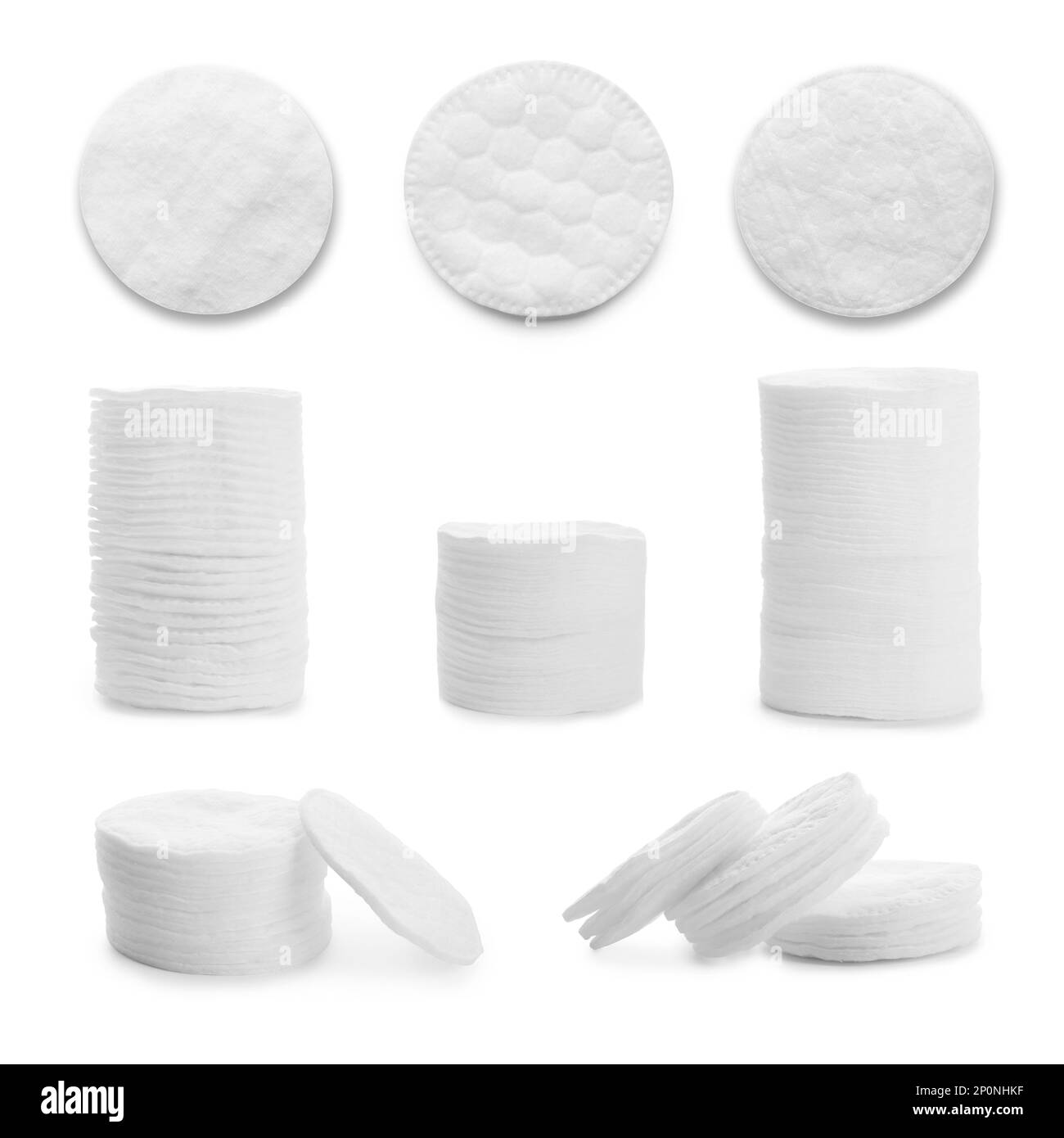 Set con morbidi tamponi di cotone su sfondo bianco Foto Stock