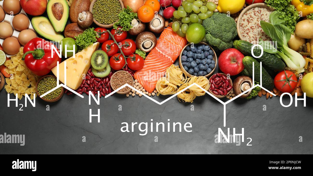 Verdure fresche, frutta e semi su tavola nera, piatto. Fonti di amminoacidi essenziali Foto Stock