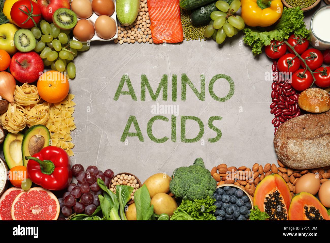 Cornice di diversi prodotti organici su tavolo grigio chiaro, piatto. Fonti di amminoacidi essenziali Foto Stock
