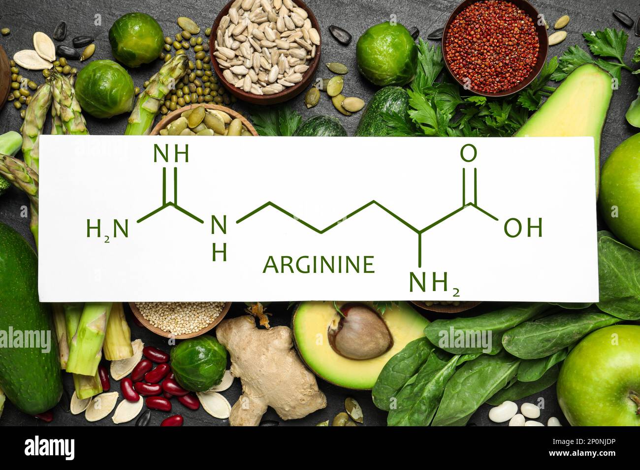 Verdure diverse, semi e frutta su tavola nera, piatto. Fonti di amminoacidi essenziali Foto Stock