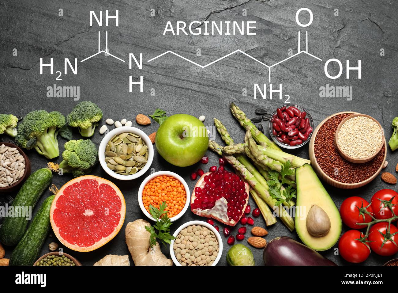 Verdure fresche, frutta e semi su tavola nera, piatto. Fonti di amminoacidi essenziali Foto Stock