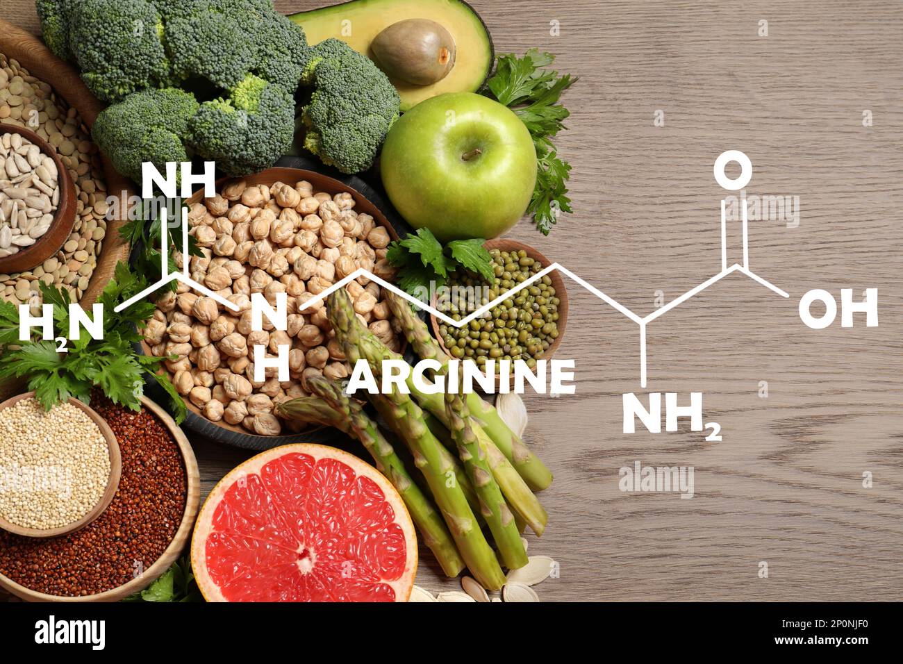 Verdure fresche, frutta e semi su tavola di legno, piatto. Fonti di amminoacidi essenziali Foto Stock