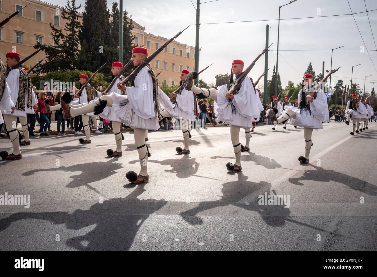 Atene, 26th 2023 febbraio: La sfilata domenicale delle guardie Evzone al di fuori dell'edificio del parlamento greco ad Atene Foto Stock