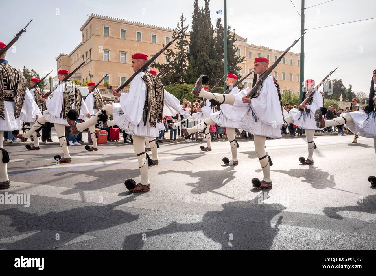 Atene, 26th 2023 febbraio: La sfilata domenicale delle guardie Evzone al di fuori dell'edificio del parlamento greco ad Atene Foto Stock