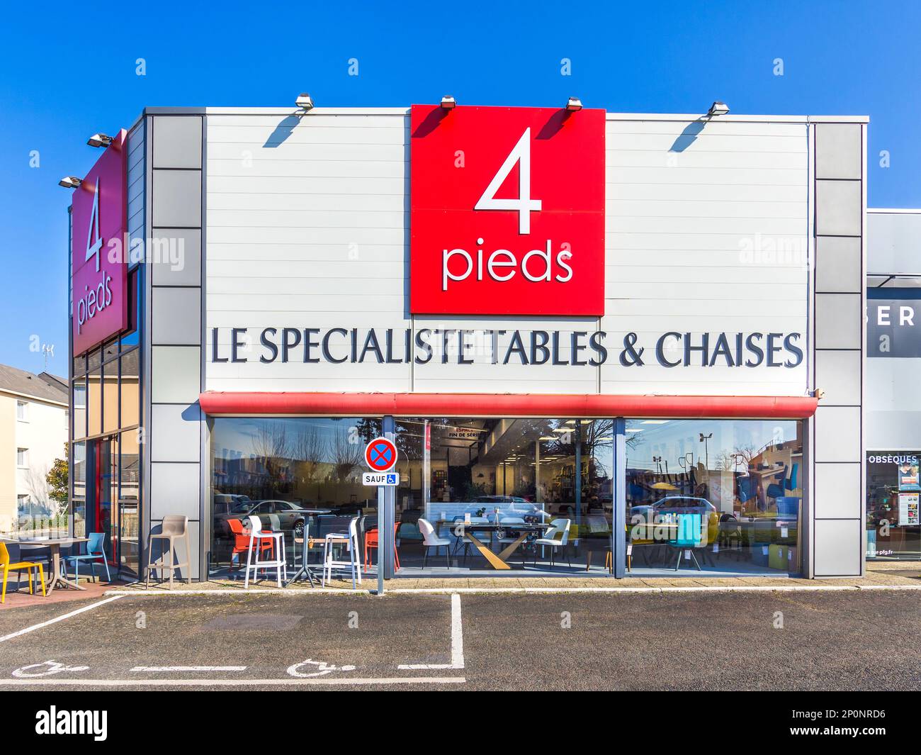 Negozio di mobili '4 Pieds' per tavoli e sedie a Chambray les Tours, Indre-et-Loire, Francia. Foto Stock