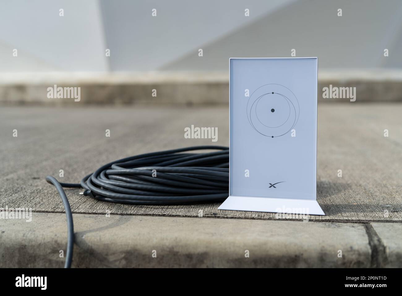 Un modem SpaceX Starlink viene preparato per un test delle prestazioni presso la base aerea di Kadena, Giappone, 10 gennaio 2023. I satelliti di Starlink orbitano a circa 342 miglia sopra il livello del mare, consentendo un collegamento più stretto alle antenne a terra in tutto il mondo. Foto Stock
