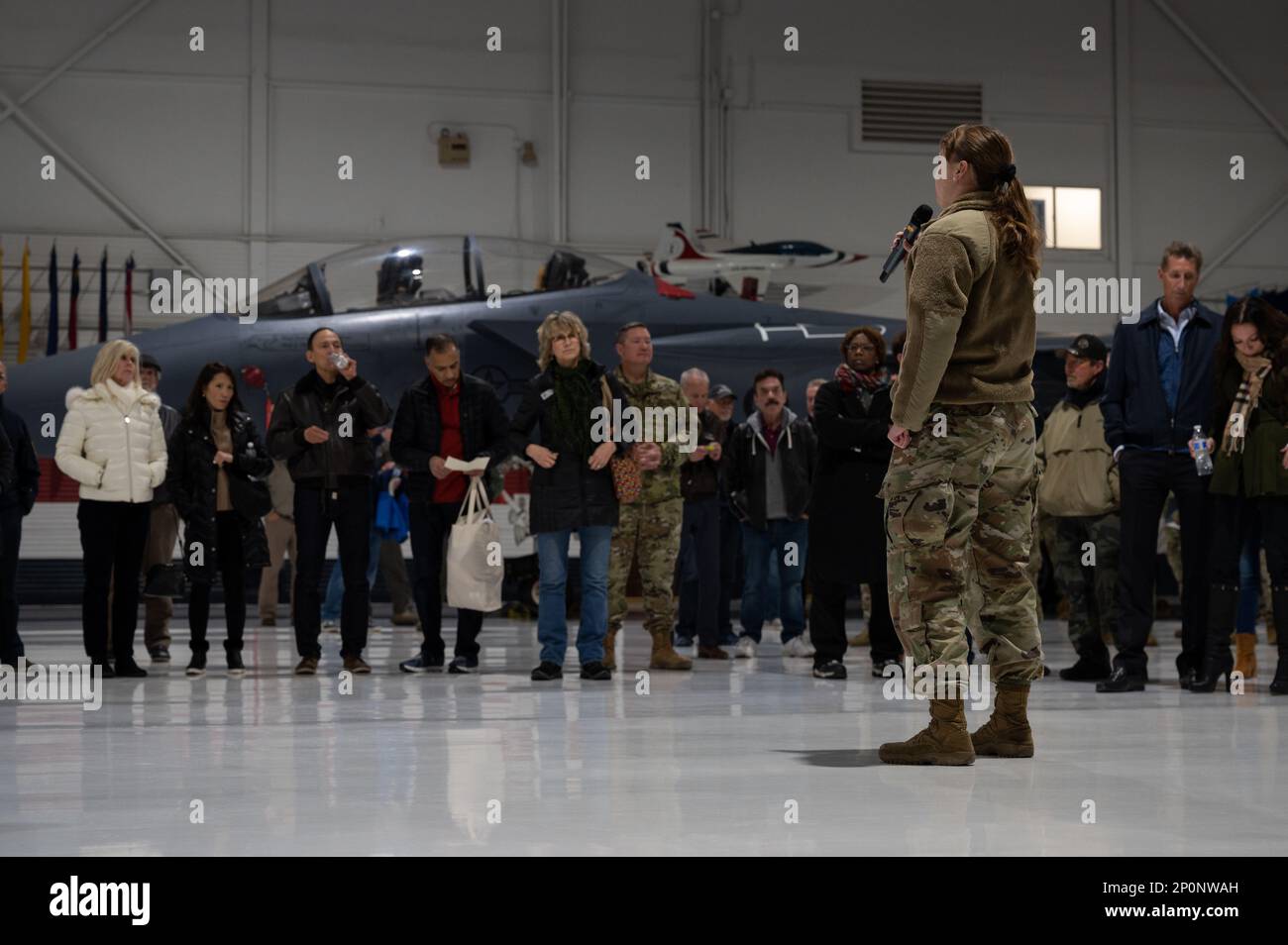 2nd la Jamie Moul, responsabile dei sistemi di volo di Airfield Operations, spiega la preparazione prima del lancio durante un lancio notturno a bandiera rossa alla base dell'aeronautica militare di Nellis, Nevada, 31 gennaio 2023. I programmi del comandante onorario introducono i capi civici circostanti agli Airmen e ai loro insiemi di missione. Foto Stock