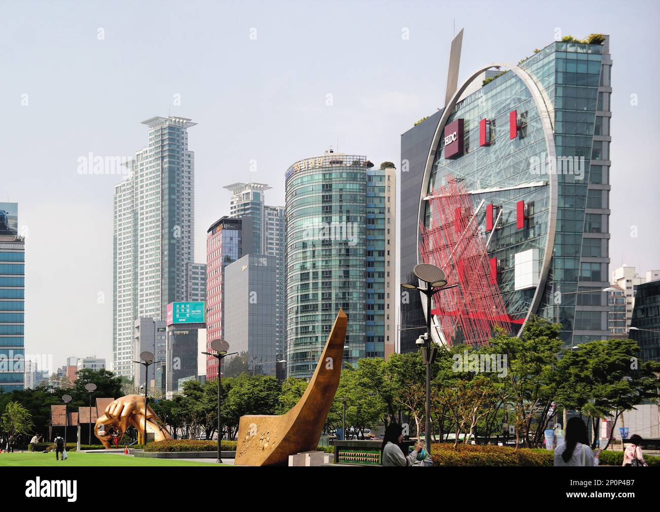 Seoul, Corea del Sud - 2019 maggio: Piazza della Torre ASEM e dell'edificio della Torre i'Park e del Centro commerciale Coex in Yeongdongdaero Road, Samseong-dong, Gangnam-GU Foto Stock