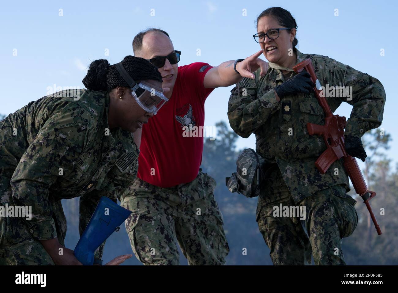 Un istruttore dirige i partecipanti all'operazione Blue Horizon durante una valutazione presso la base aeronautica di MacDill, Florida, 5 febbraio 2023. OBH è un esercizio di forza comune che rafforza le competenze fondamentali e le pratiche fondamentali per i professionisti medici militari. Gli istruttori hanno valutato i partecipanti in base alla loro competenza nel fornire Tactical Combat Casualty Care, trauma Nursing, K-9 First Aid e aeromedical Evacation. Foto Stock