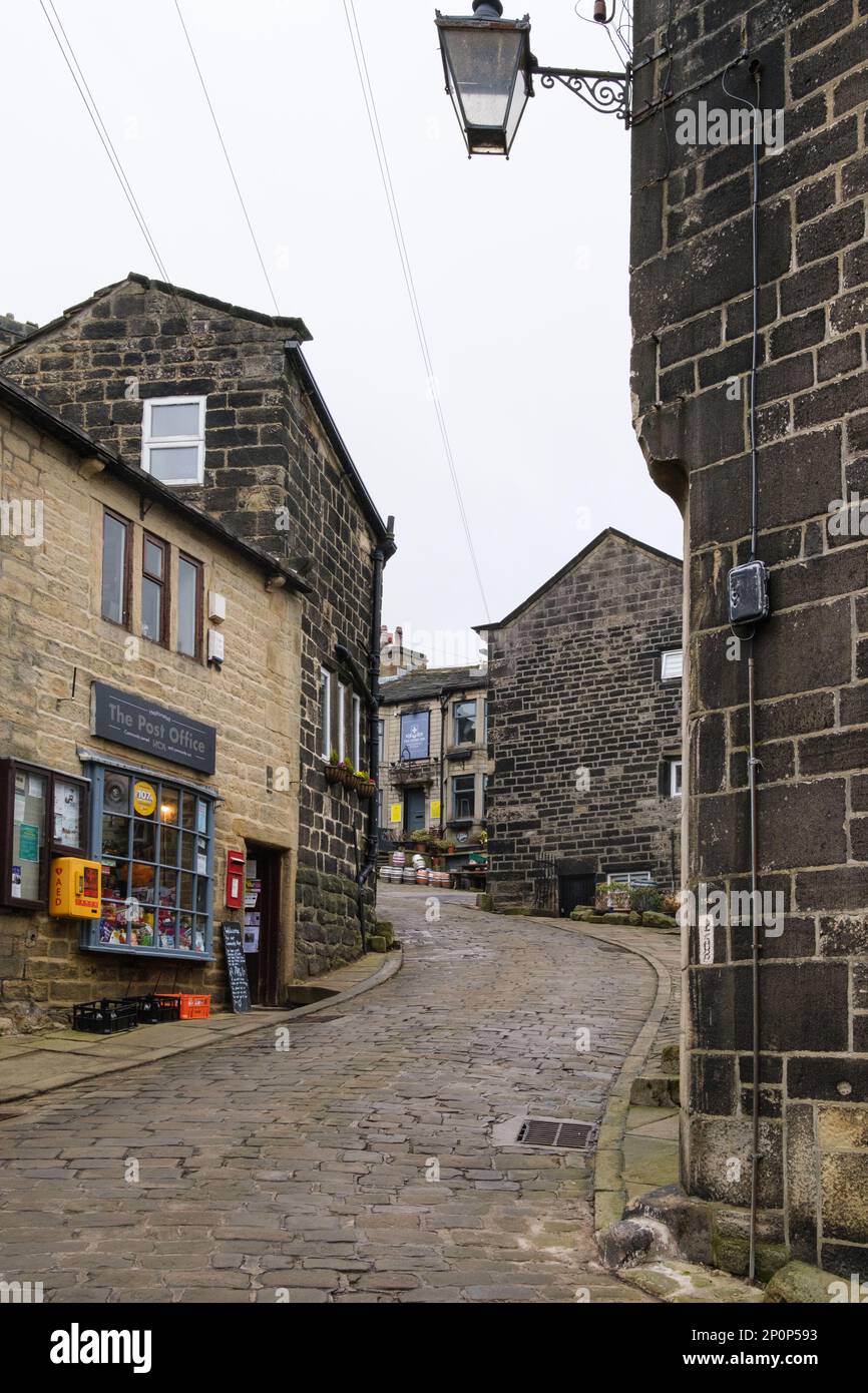 Heptonstall, West Yorkshire, Regno Unito. Il negozio Village e l'ufficio postale in un tradizionale villaggio inglese nello Yorkshire. Foto Stock
