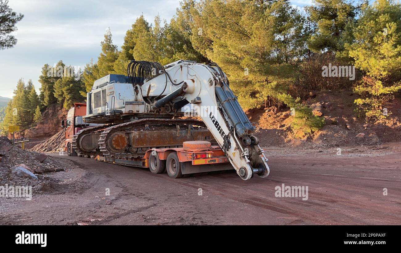 Trasporto dell'enorme escavatore al prossimo cantiere minerario, trasporto pesante Foto Stock