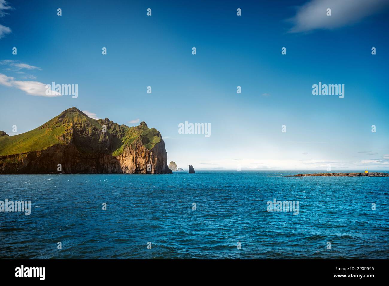 Surtsey Island si trova al largo della costa meridionale dell'Islanda, nell'Oceano Atlantico settentrionale. Si trova a circa 32 chilometri a sud della città di Vik Foto Stock