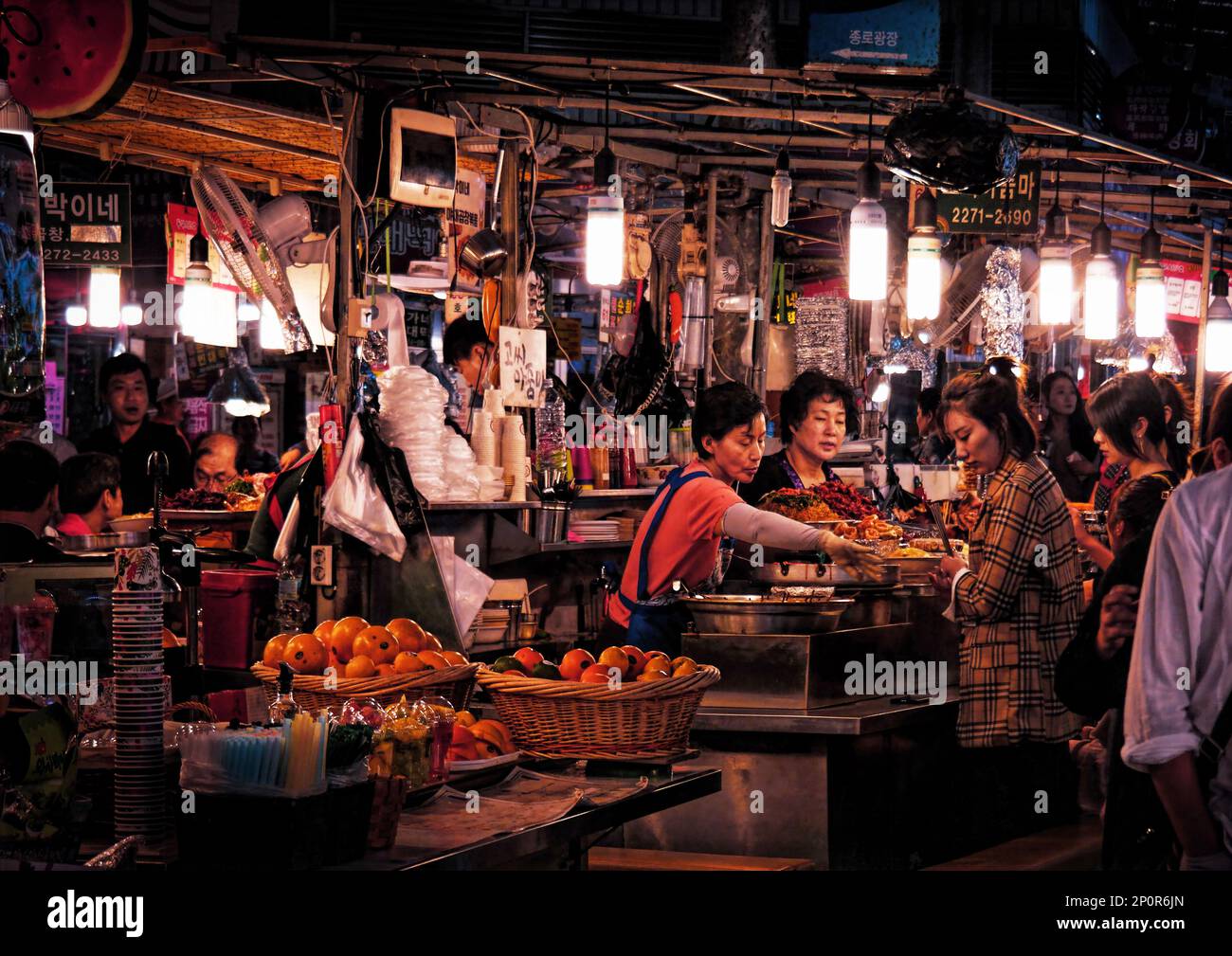 Seoul, Corea del Sud - 2019 maggio: Negozio di alimentari asiatici nel mercato di Gwangjang, uno dei grandi mercati locali di Seoul Foto Stock