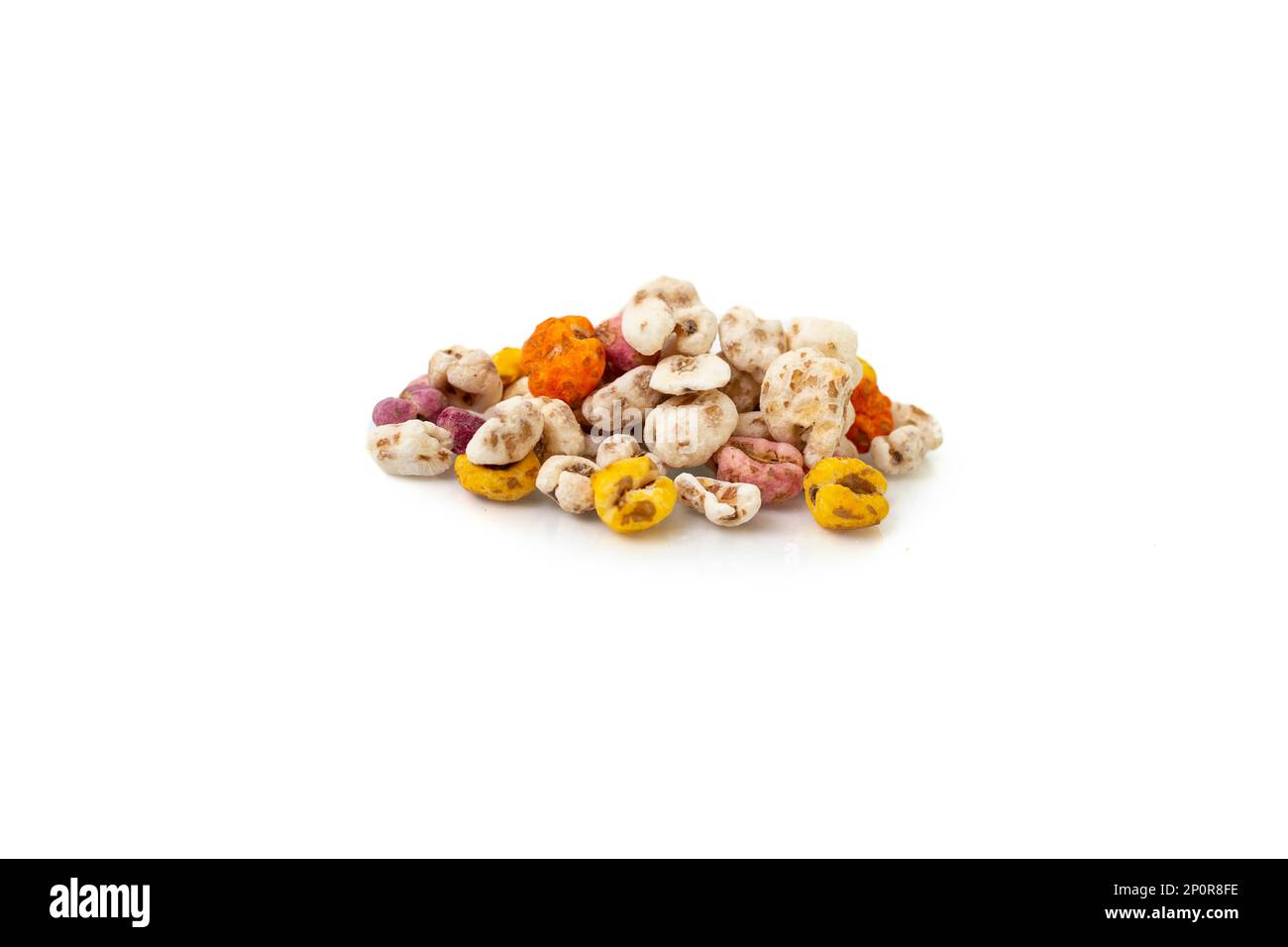 cumulo di cereali di grano espanso isolato su sfondo bianco Foto Stock