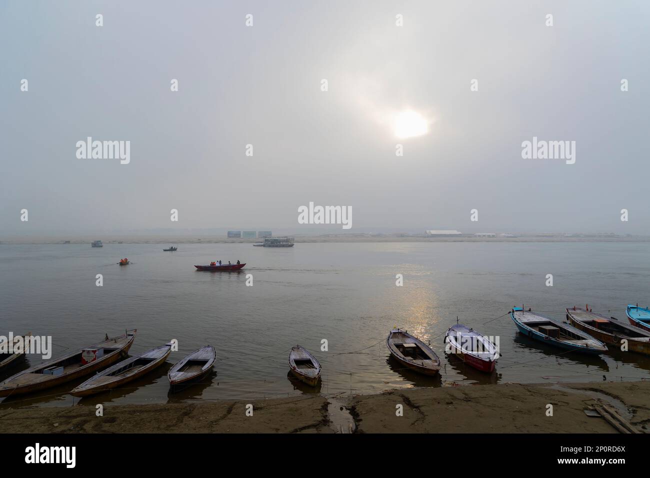 Turisti che si godono il fiume barca per vedere i Ghats Varanasi dal fiume Ganga Foto Stock