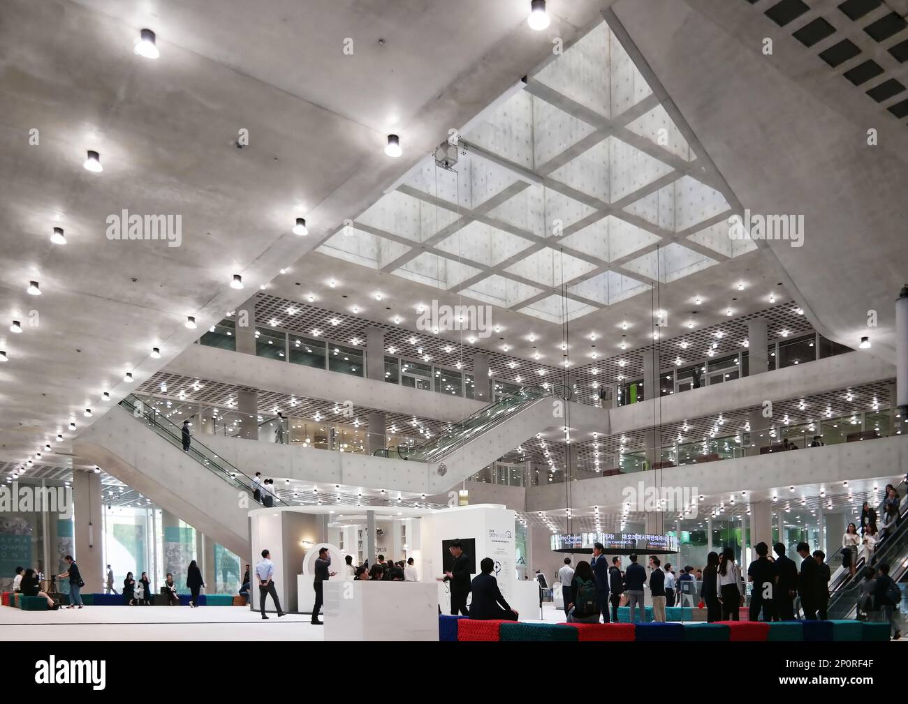Seoul, Corea del Sud - Maggio 2019: Amorepacific hq costruzione di interni in cemento con architettura contemporanea progettata da David Chipperfield Architects Foto Stock