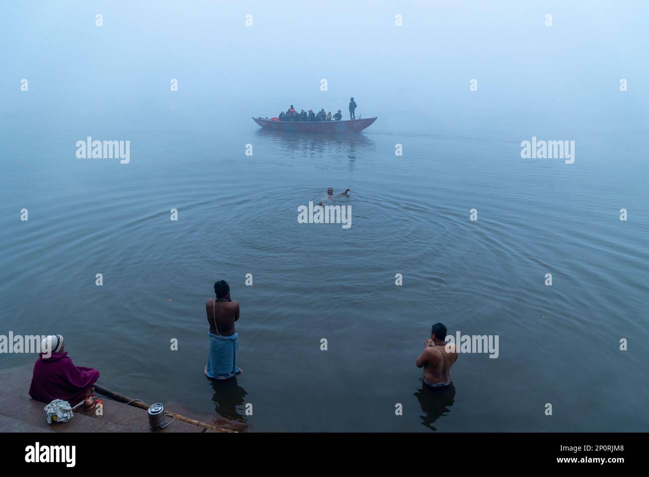 Turisti che si godono il fiume barca per vedere i Ghats Varanasi dal fiume Ganga Foto Stock