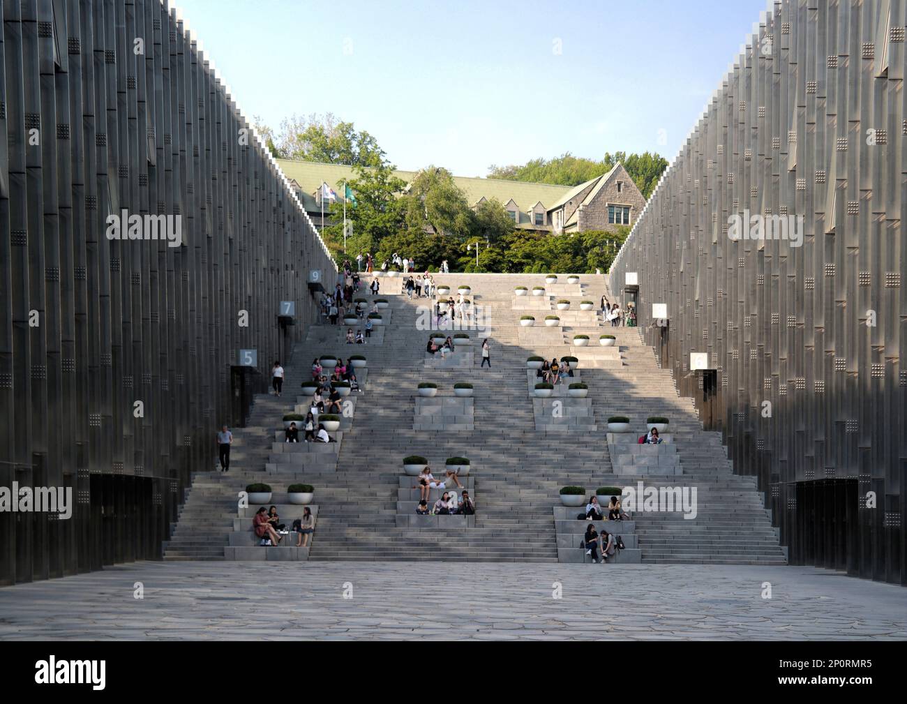 Seul, Corea del Sud - Maggio 2019: Università Womans di Ewha, il nuovo edificio di paesaggio moderno progettato da Dominique Perrault Architecture Foto Stock