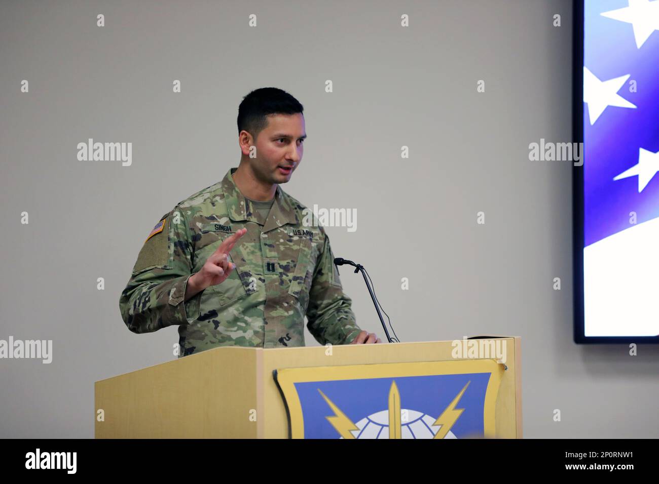 Il capitano Alex Singh, comandante in arrivo del comando di preparazione dell'intelligenza militare (MIRC), si rivolge all'unità durante una cerimonia di cambio di comando a Fort Belvoir, Virginia, 28 gennaio 2023. Foto Stock